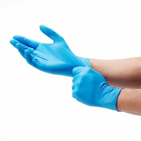 Nitrile handschoen blauw aan handen voorbeeld