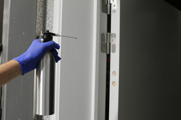 Aero-spray met scharnier