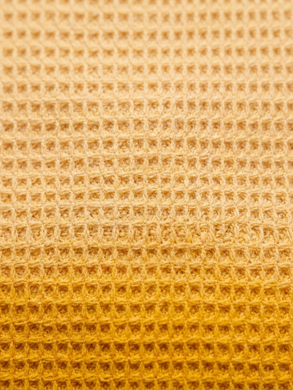 Detail wafelstructuur droogdoek geel