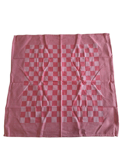 Theedoek geblokt rood met vouwen