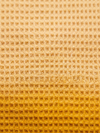 Detail wafelstructuur droogdoek geel