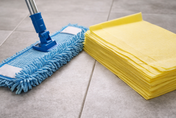 Wisdoek of vloermop? Het verschil tussen microvezel, polypropyleen en viscose
